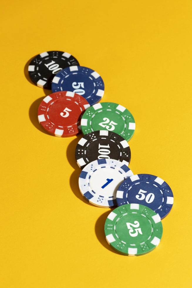 tokens de cassino em fundo amarelo foto