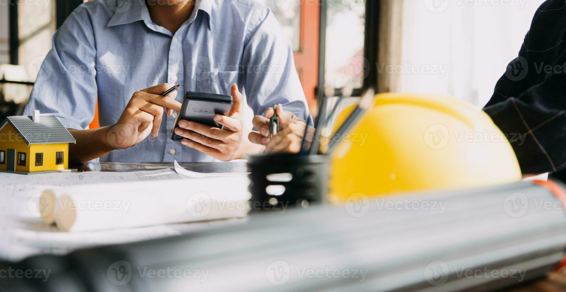 arquiteto homem trabalhando com computador portátil e plantas, engenheiro inspeção dentro local de trabalho para arquitetônico planejar, esboçar uma construção projeto ,seletivo foco, negócios conceito vintage cor foto