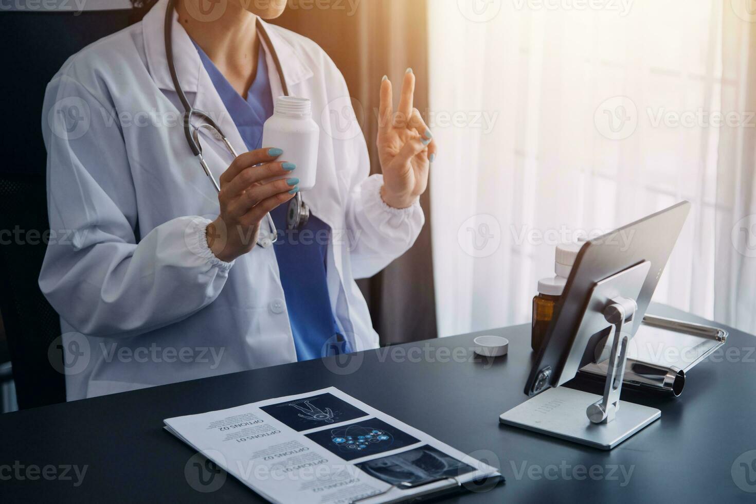 mão de médico segurando a caneta escrevendo a lista de histórico do paciente na área de transferência sobre medicação e tratamento. foto