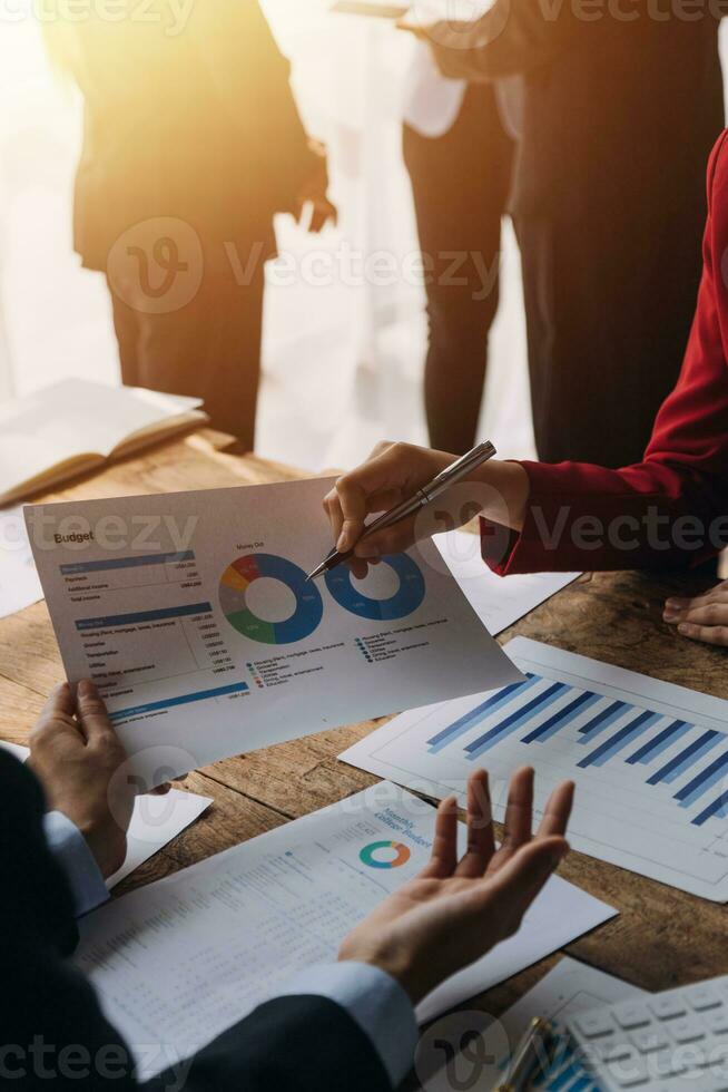 grupo de jovens empresários asiáticos colegas de trabalho criativos no escritório feliz em ser um trabalho em equipe de parceria bem-sucedida celebrando o conceito de conquista e sucesso. foto