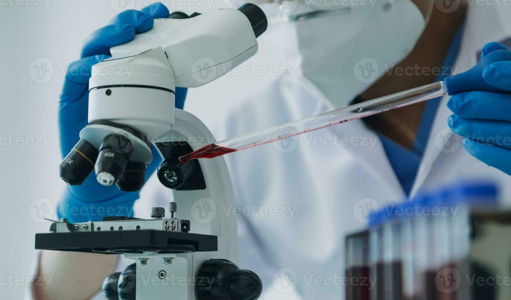 médico desenvolvimento laboratório caucasiano fêmea cientista olhando debaixo microscópio, análises petri prato amostra. especialistas trabalhando em medicamento, biotecnologia pesquisa dentro avançado pharma laboratório foto