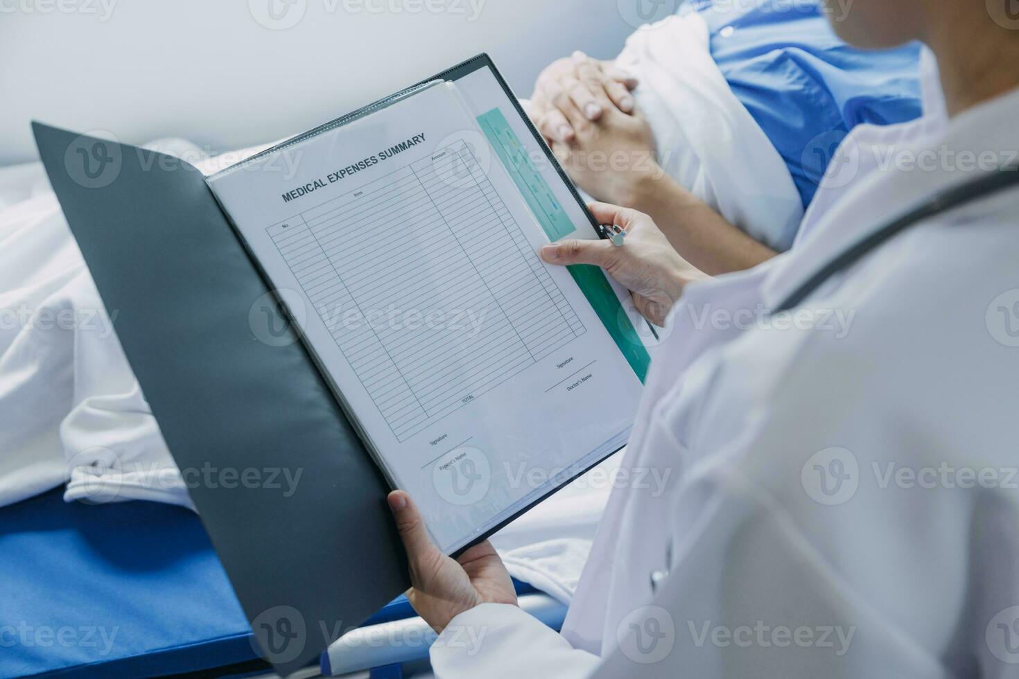 médico mulher consultando paciente sentado às médico escritório. prevenção do homens doenças, assistência médica, médico serviço, consulta, conceito. foto