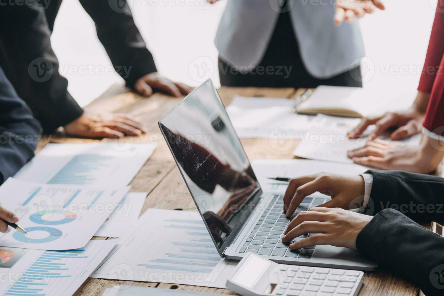 grupo de jovens empresários asiáticos colegas de trabalho criativos no escritório feliz em ser um trabalho em equipe de parceria bem-sucedida celebrando o conceito de conquista e sucesso. foto