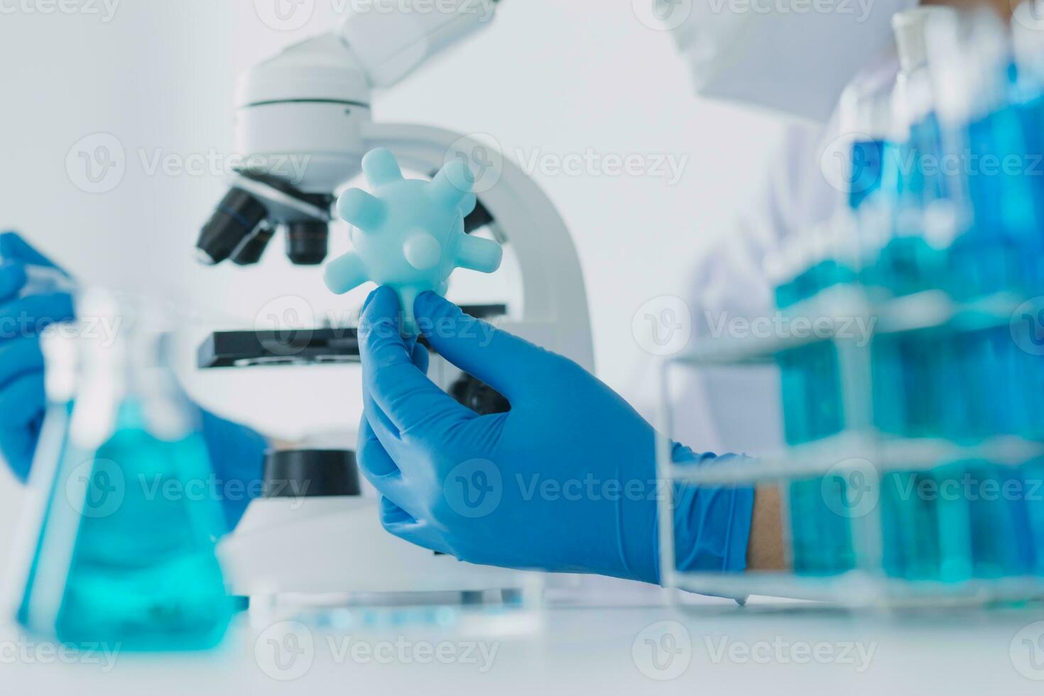 equipe de cientistas de pesquisa bioquímica trabalhando com microscópio para desenvolvimento de vacina contra coronavírus em laboratório de pesquisa farmacêutica, foco seletivo foto