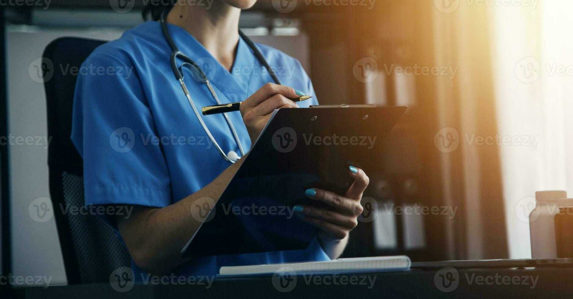 mão de médico segurando a caneta escrevendo a lista de histórico do paciente na área de transferência sobre medicação e tratamento. foto