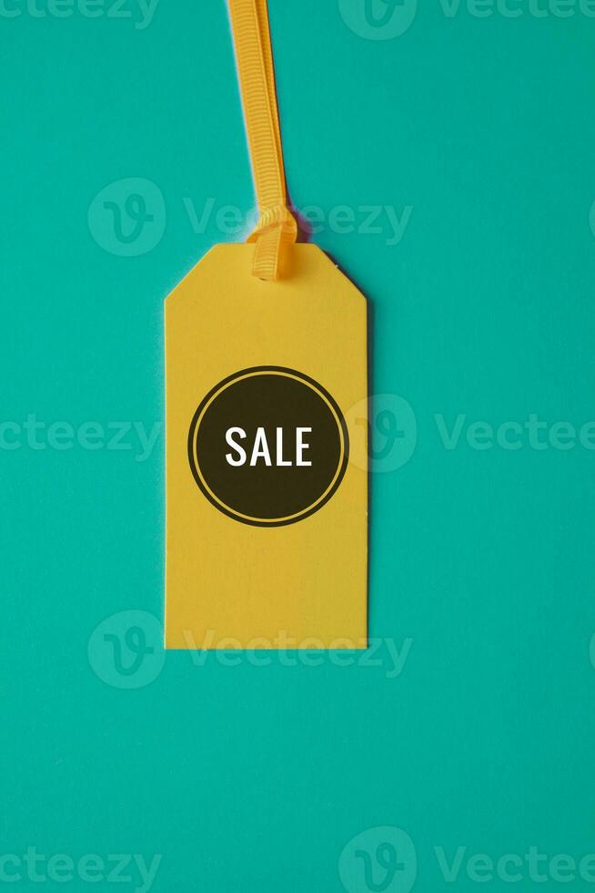 venda palavra em a amarelo preço tag para vendas foto