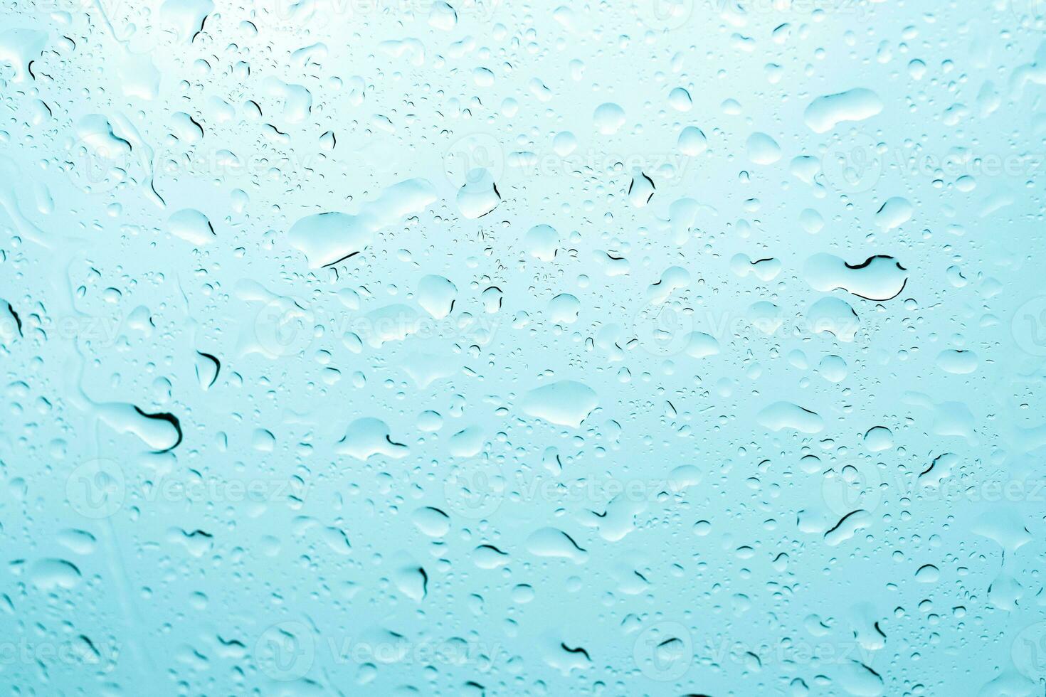 água da chuva cai no vidro da janela do carro foto