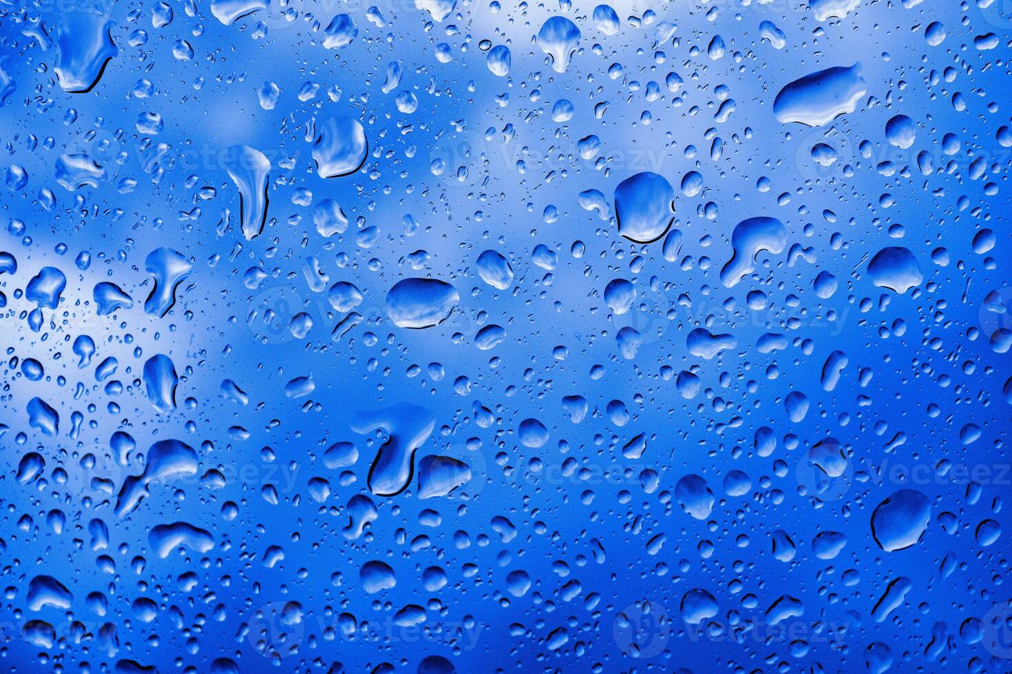 água da chuva cai no vidro da janela do carro foto