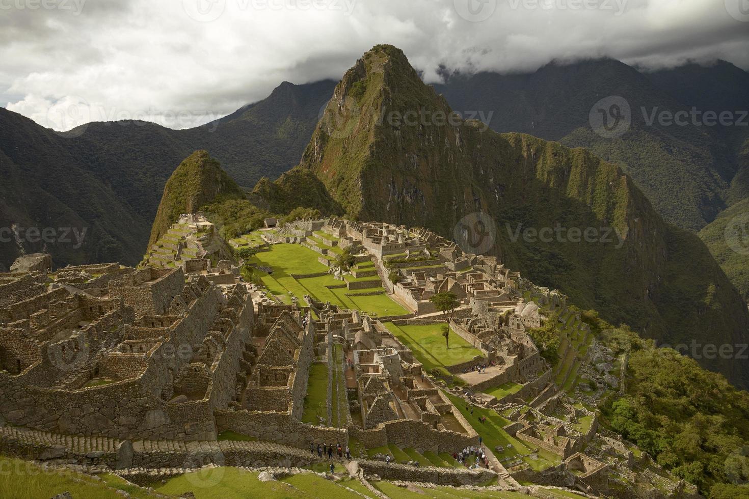 pessoas que visitam a cidade inca perdida de Machu Picchu, perto de Cusco, no Peru foto