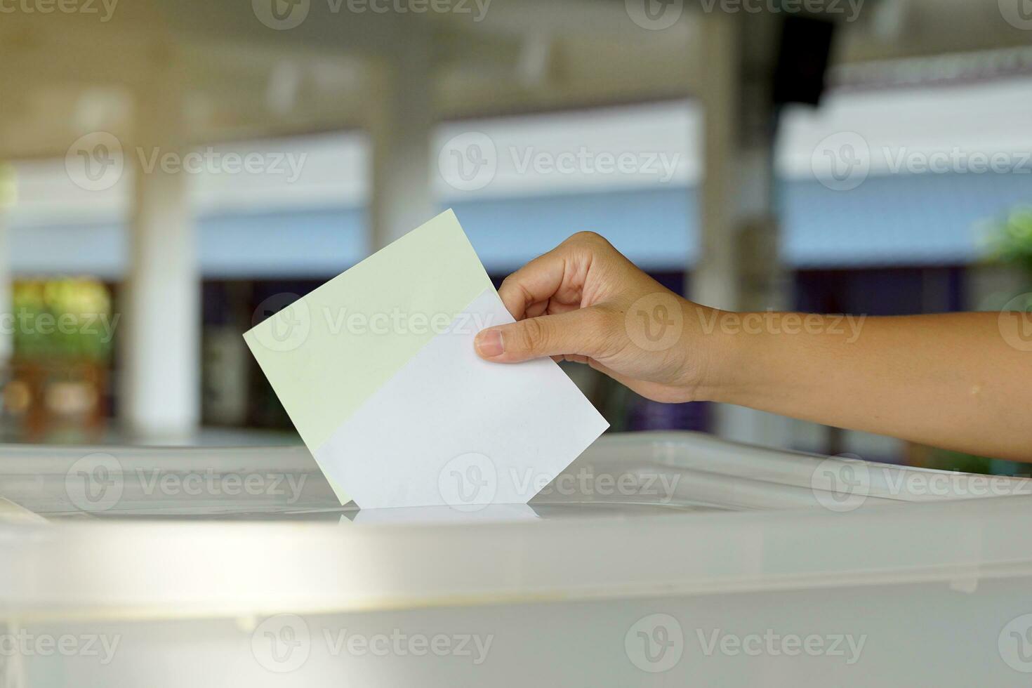 tailandês pessoas fundida seus votação papéis para dentro a caixa para voto para membros do a casa do representantes, usando eleição em uma círculo eleitoral base e lista de festa proporcional representação. foto