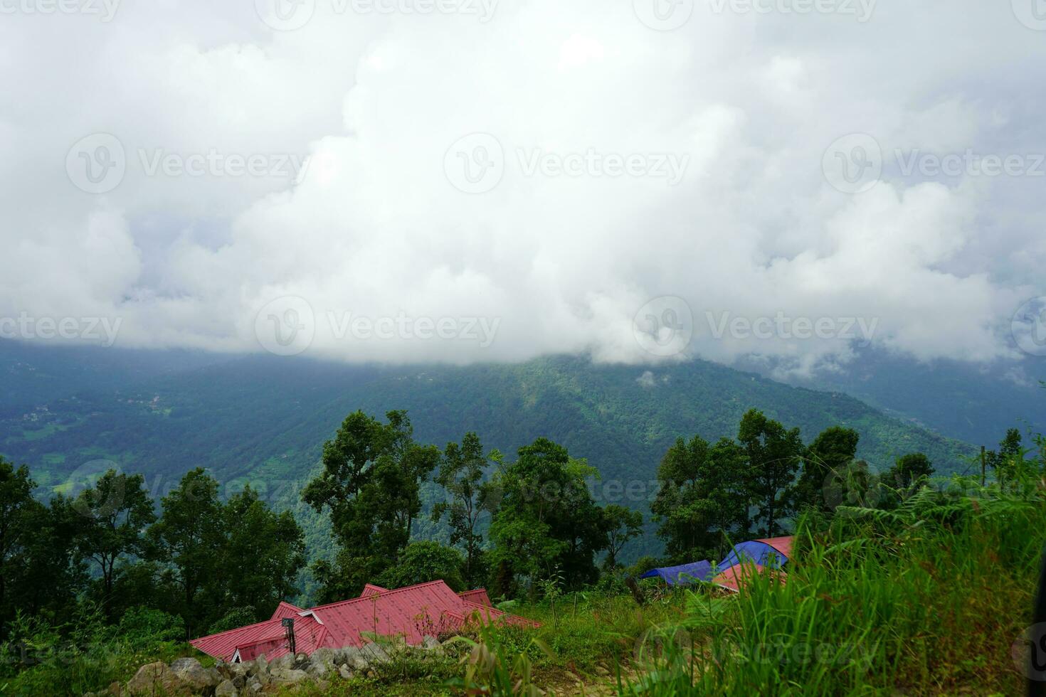 Visão do verde montanha alcance a partir de a topo do lungchok às leste Sikkim foto