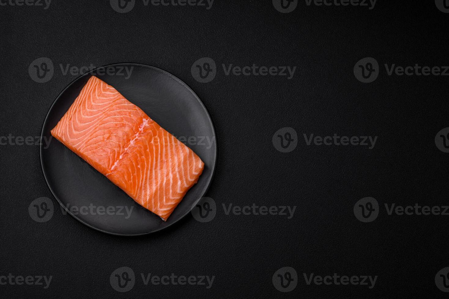 fresco cru salmão vermelho peixe filé com sal e especiarias foto