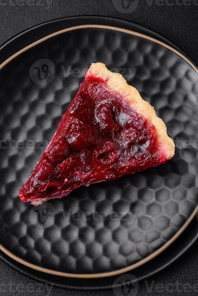 delicioso perfumado doce torta com cereja bagas em uma cerâmico prato foto
