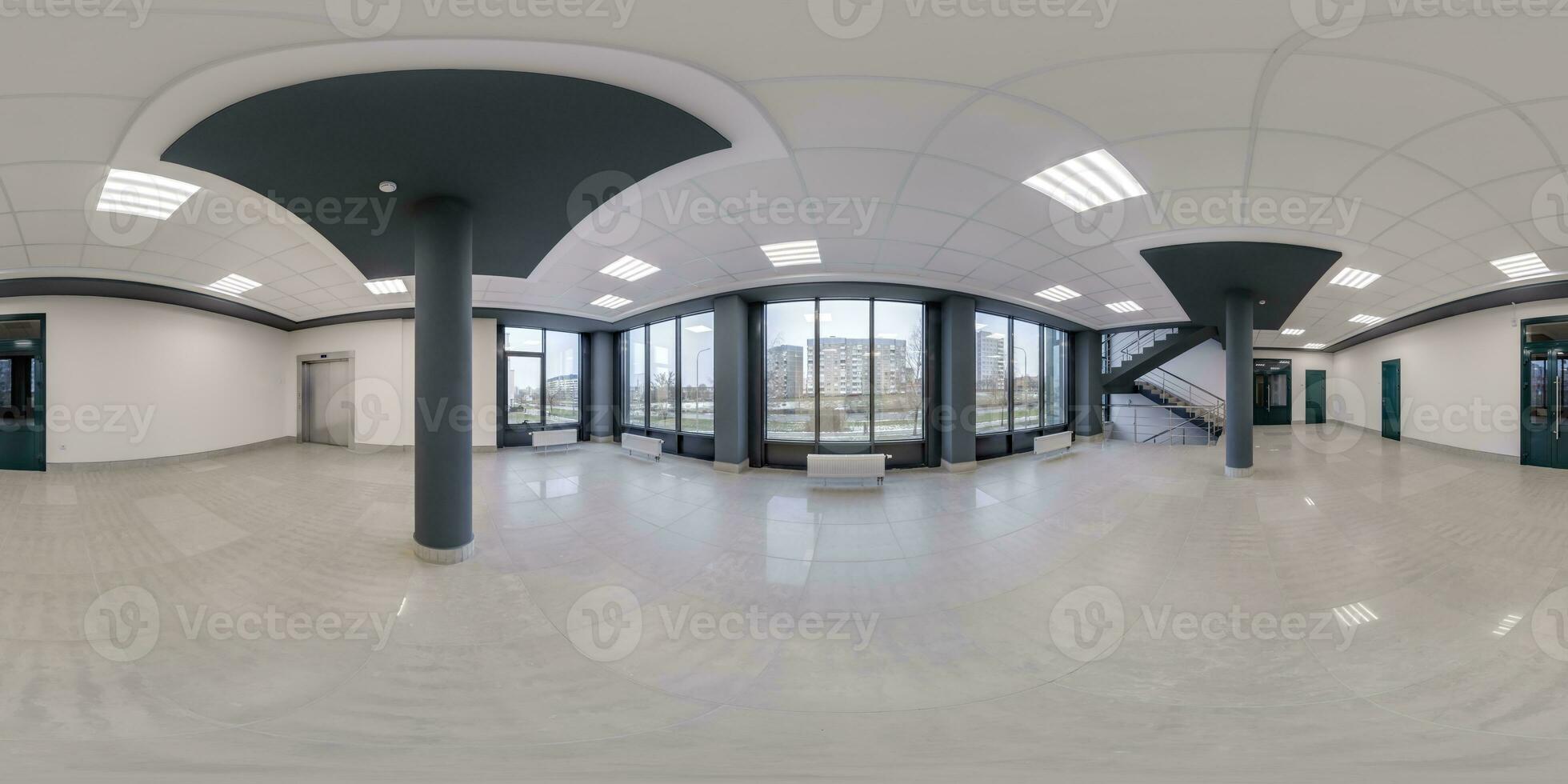 cheio desatado esférico hdri 360 panorama Visão dentro esvaziar moderno corredor com portas, colunas e panorâmico janelas dentro equirretangular projeção, pronto para ar vr conteúdo foto