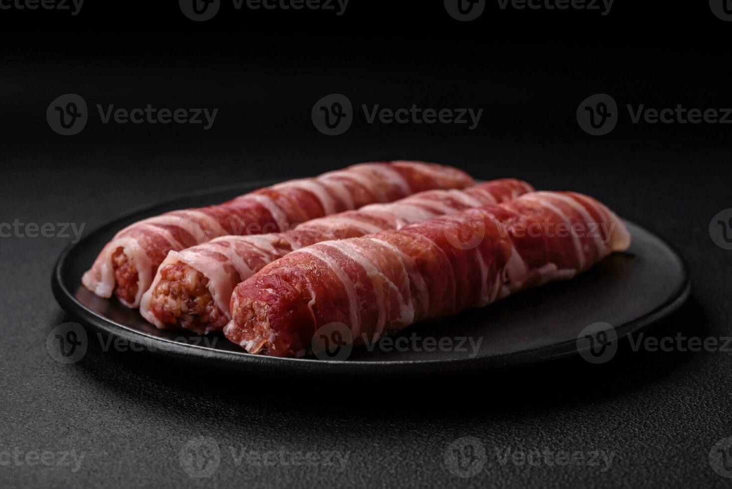 cru picado carne embrulhado dentro bacon com sal e especiarias ou cevapcici foto