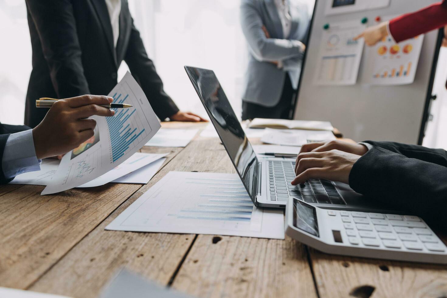 grupo de jovens empresários asiáticos colegas de trabalho criativos no escritório feliz em ser um trabalho em equipe de parceria bem-sucedida celebrando o conceito de conquista e sucesso. foto