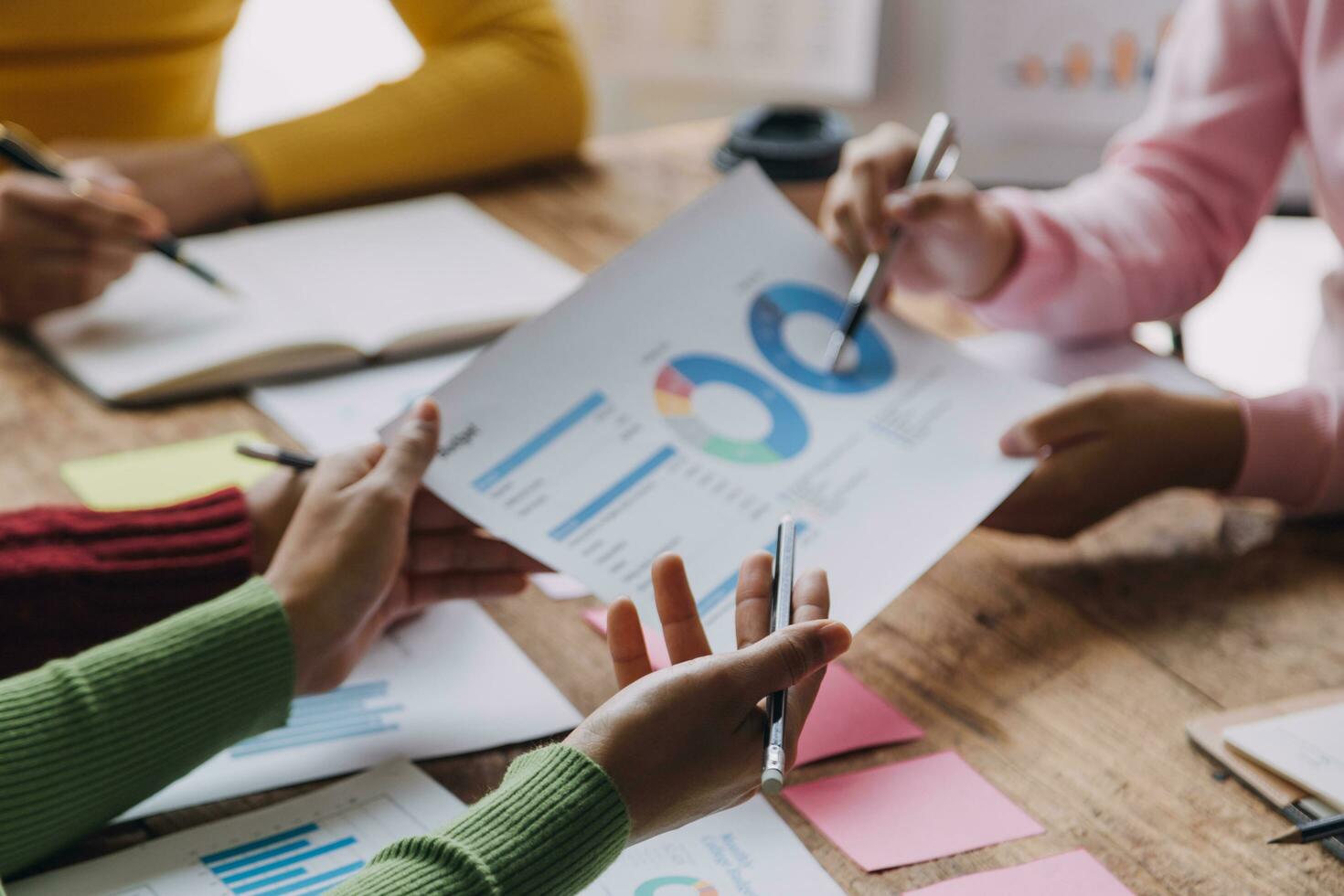 grupo de jovens empresários asiáticos colegas de trabalho criativos no escritório feliz em ser um trabalho em equipe de parceria bem-sucedida celebrando o conceito de conquista e sucesso. foto