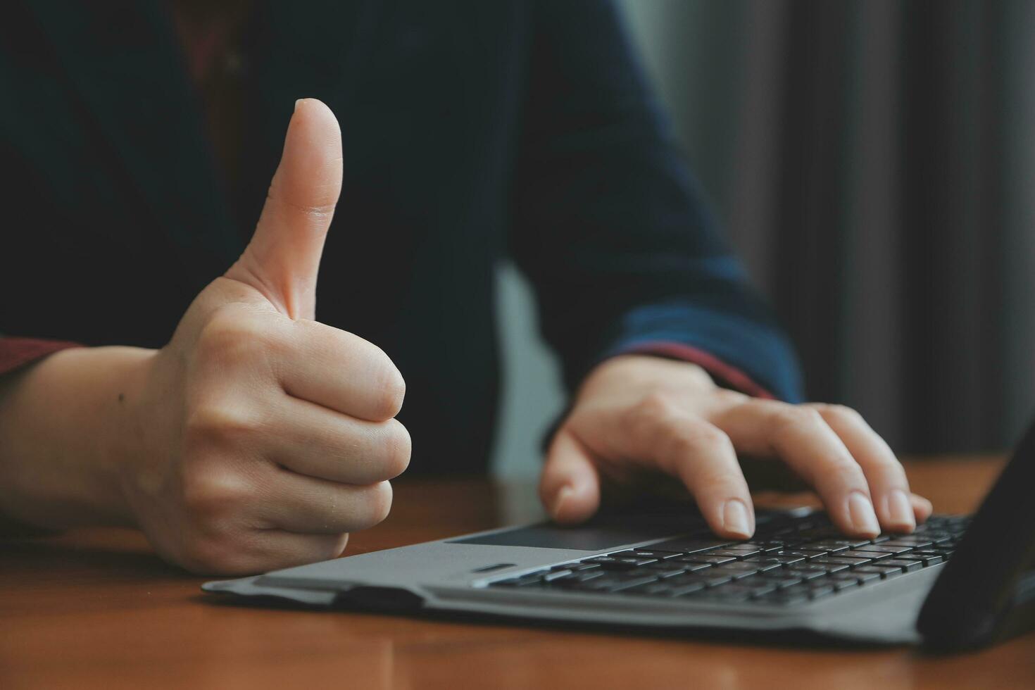 empresária asiática usando computador portátil e trabalhando no escritório com documento de calculadora na mesa, fazendo planejamento analisando o relatório financeiro, investimento em plano de negócios, conceito de análise financeira. foto