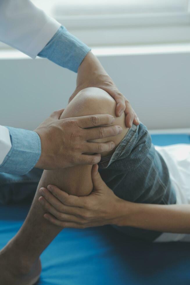 médico ou fisica terapeuta examina costas dor e espinhal área para dar adendo dentro a reabilitação Centro. foto