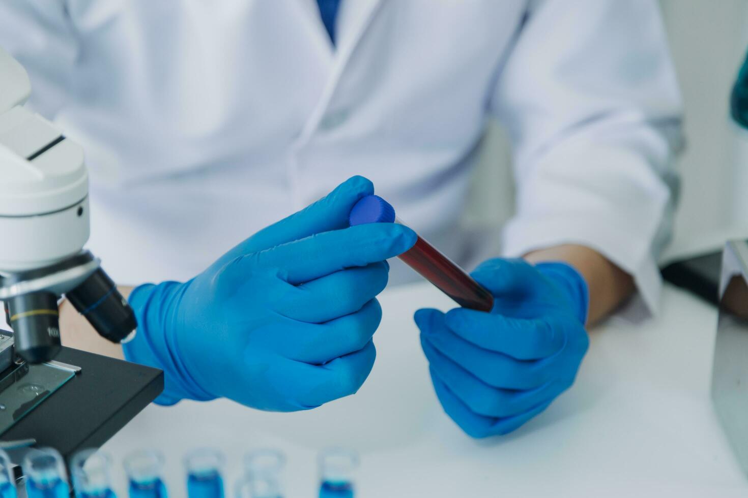 equipe de cientistas de pesquisa bioquímica trabalhando com microscópio para desenvolvimento de vacina contra coronavírus em laboratório de pesquisa farmacêutica, foco seletivo foto