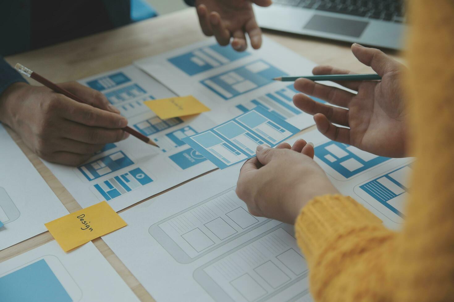 feche o brainstorming do desenvolvedor de ux e do designer de interface do usuário sobre o design de wireframe da interface de aplicativo móvel na mesa com resumo do cliente e código de cores no escritório moderno. agência de desenvolvimento digital criativa foto