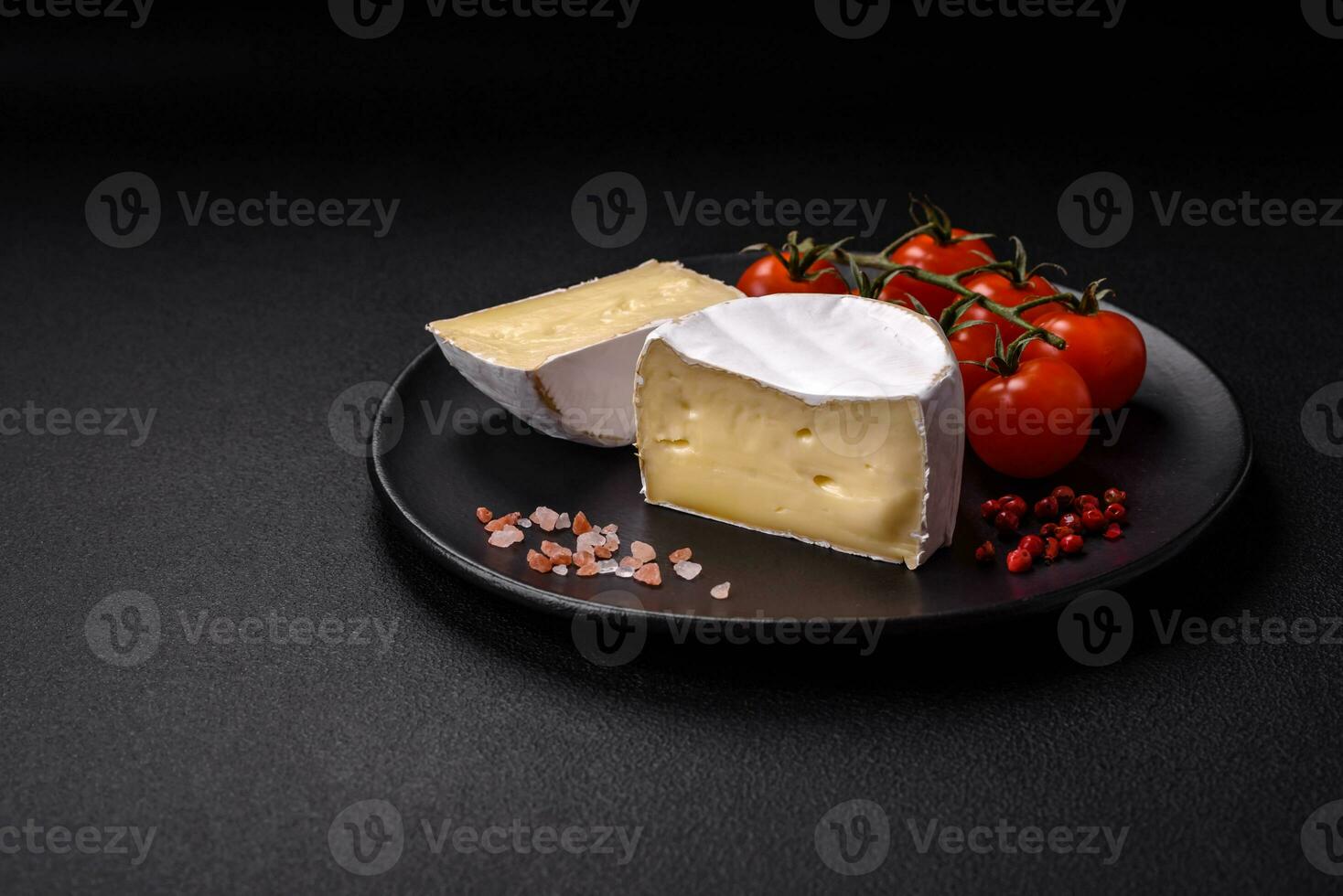 delicioso fresco brie queijo dentro a Formato do uma mini cabeça com cereja tomates foto