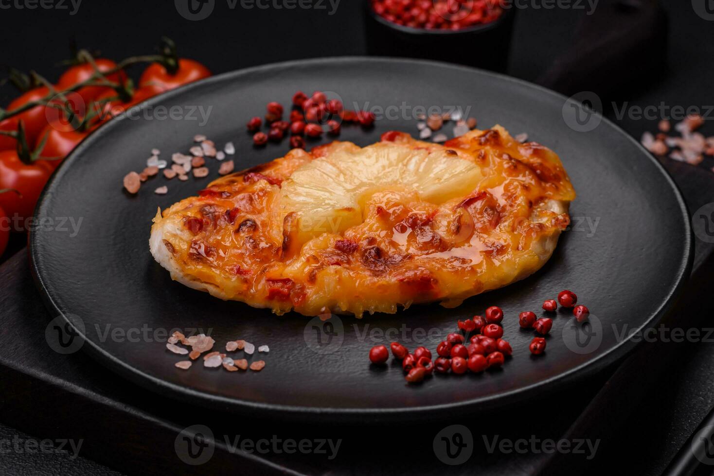 grelhado frango filé dentro a Formato do uma bife com tomates, abacaxi e queijo foto