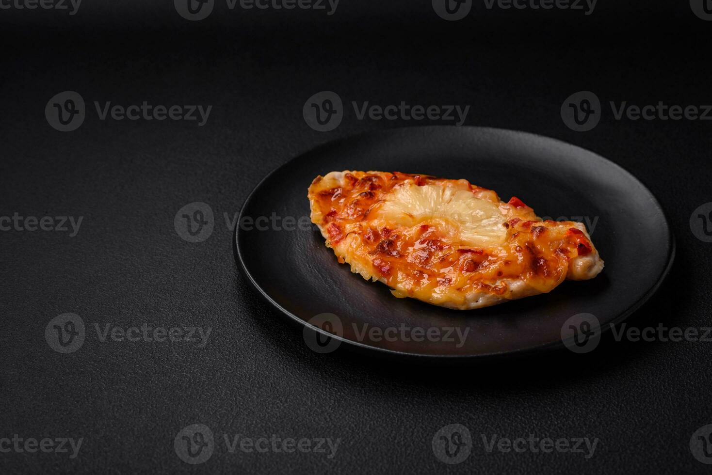 grelhado frango filé dentro a Formato do uma bife com tomates, abacaxi e queijo foto