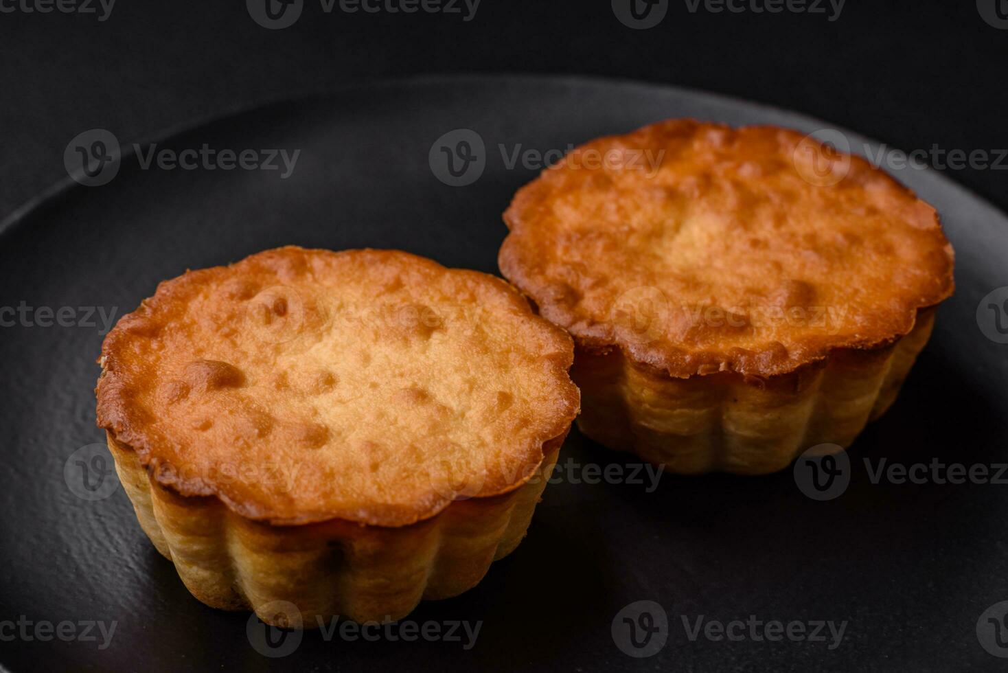 delicioso cozido Bolinho ou tartelete com queijo e passas de uva foto