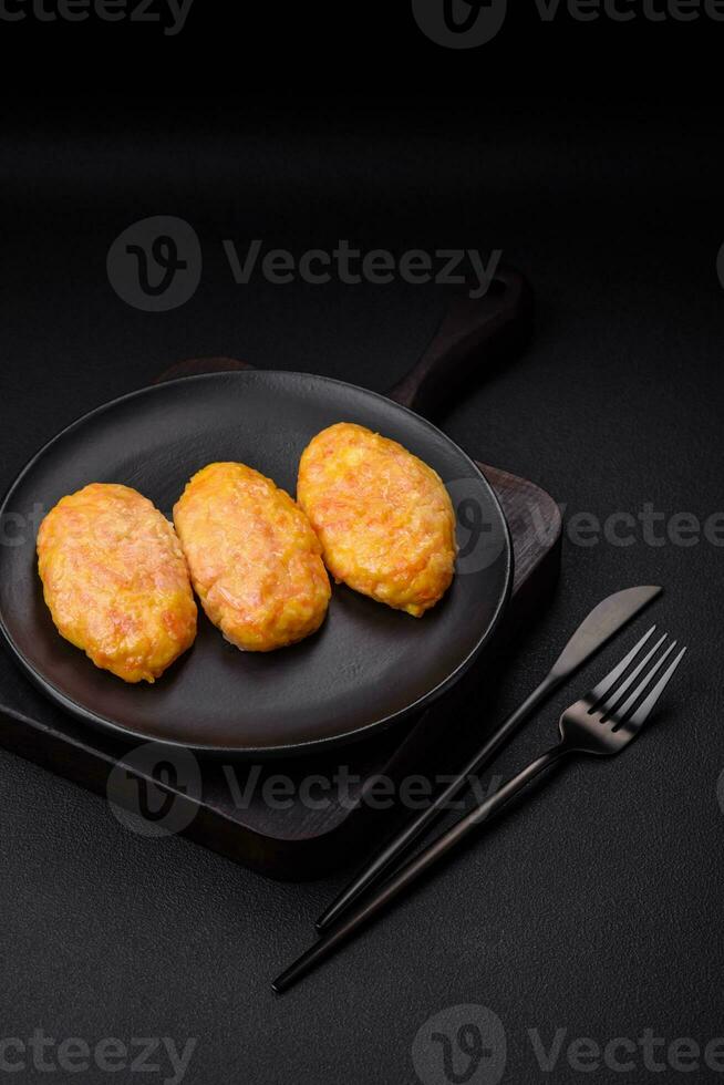 delicioso vapor costeletas com cenouras, queijo, sal e especiarias foto