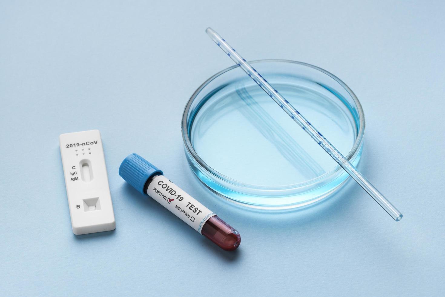 placa de petri e amostra de sangue para teste cobiçado foto