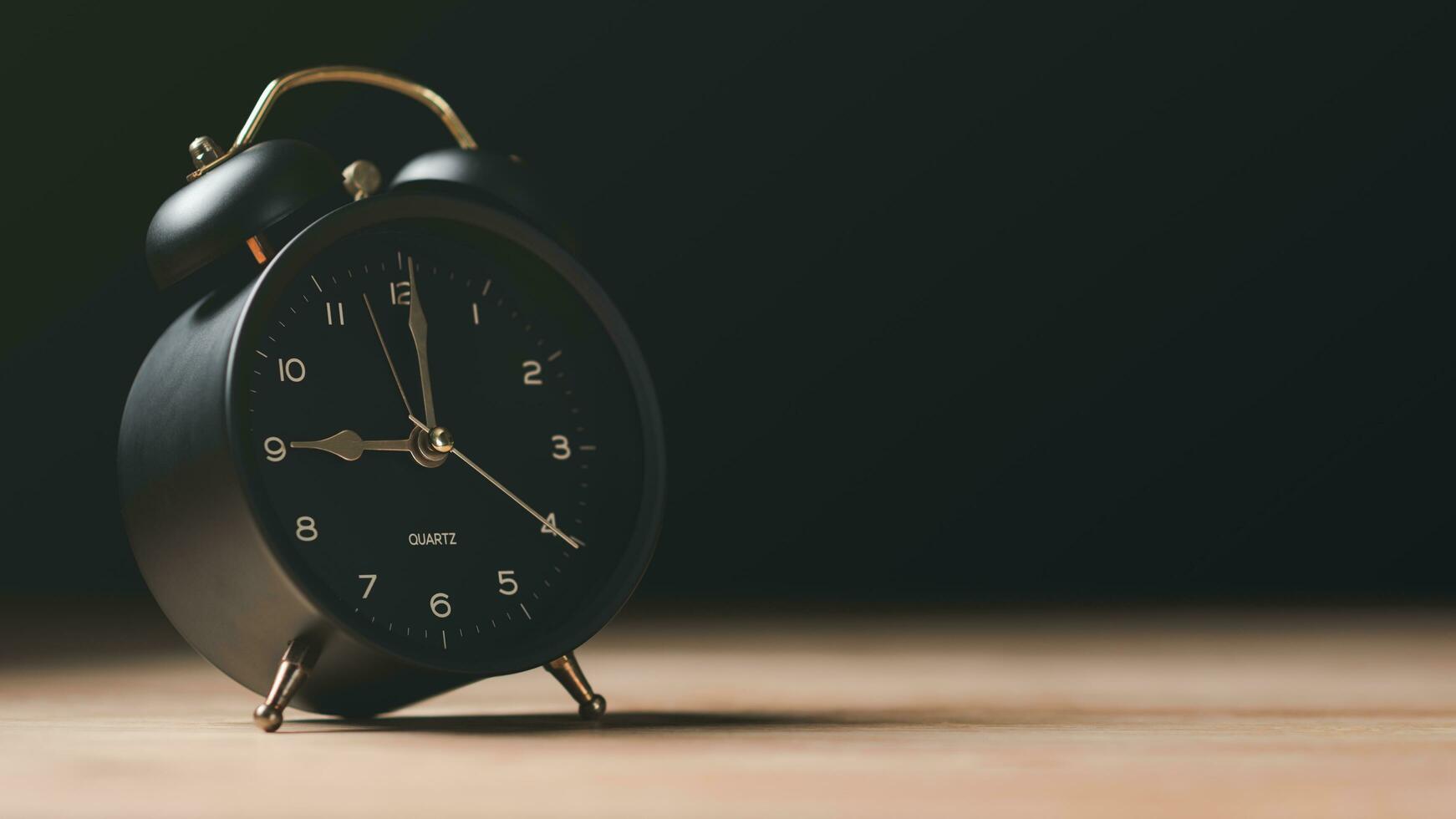 uma Preto alarme relógio senta em a mesa , Tempo gestão conceito, eficaz o negócio planejamento, tempo gestão dentro a organização, acordo e solução, fim do a acordo ,rentável usar do Tempo foto