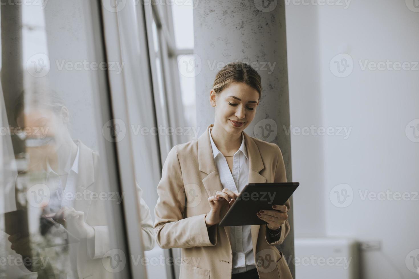 mulher em pé usando tablet foto