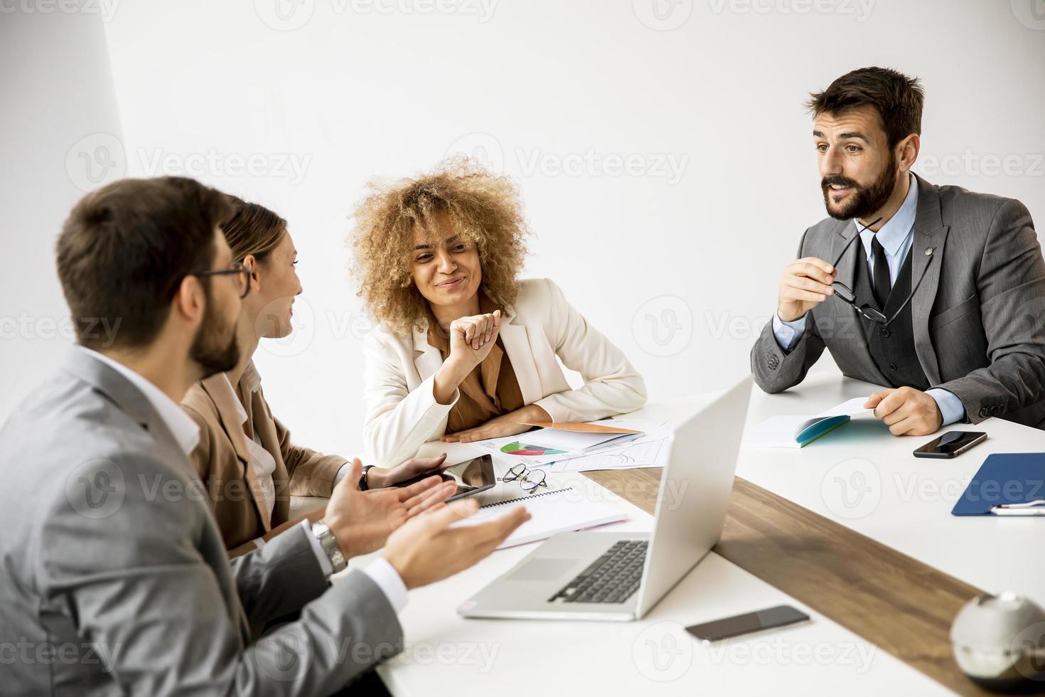 mulher falando em reunião foto