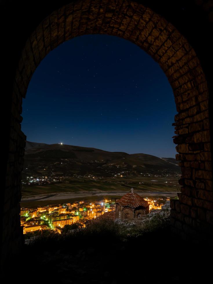 olhe do castelo berat à noite, Albânia foto