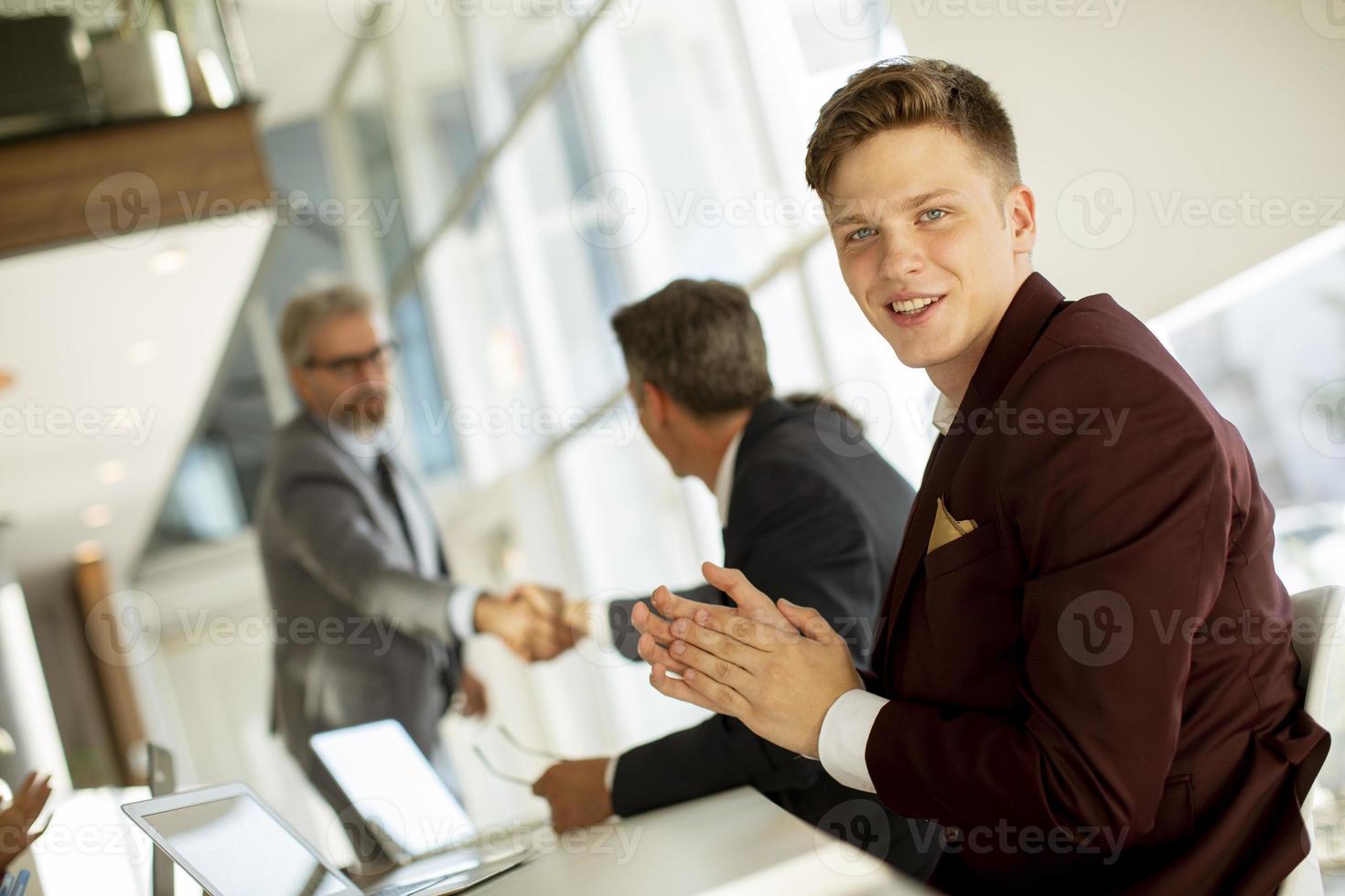 homem batendo palmas em reunião foto