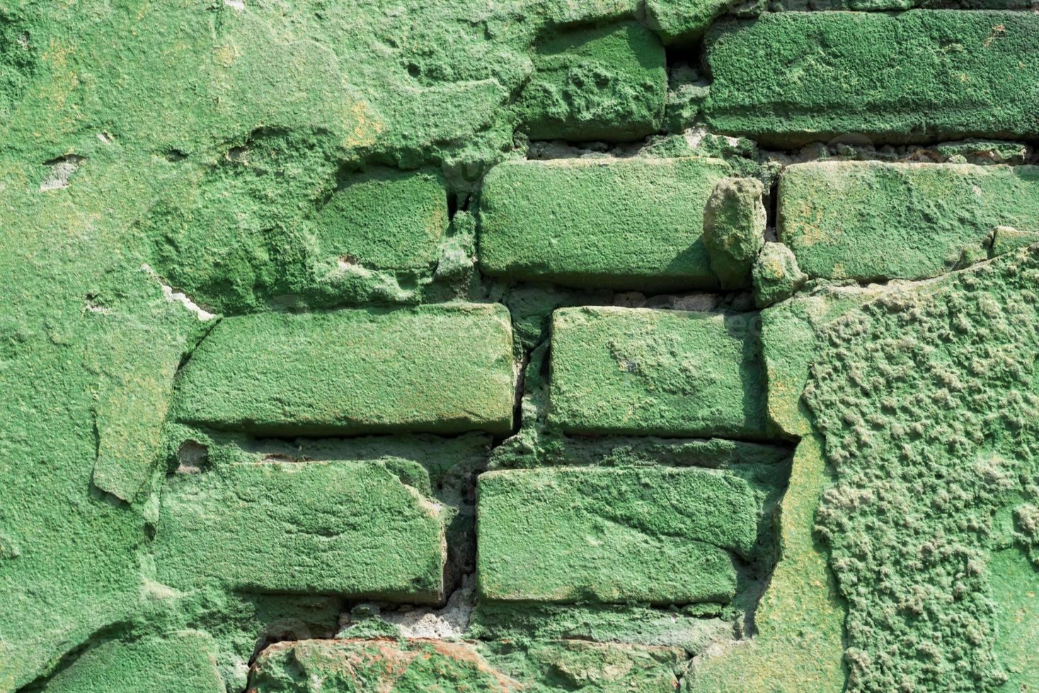velha parede de tijolos de perto foto