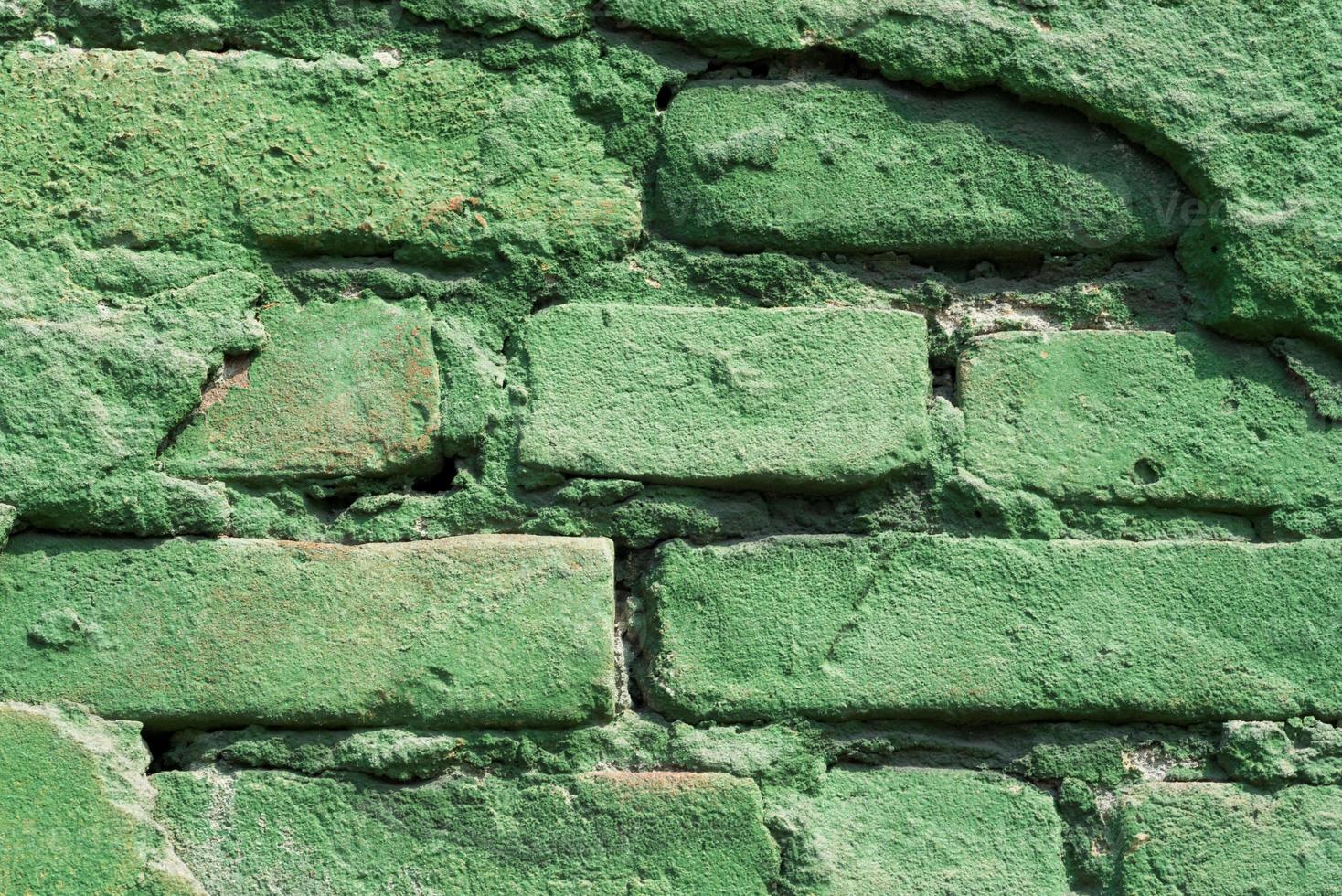 velha parede de tijolos de perto foto