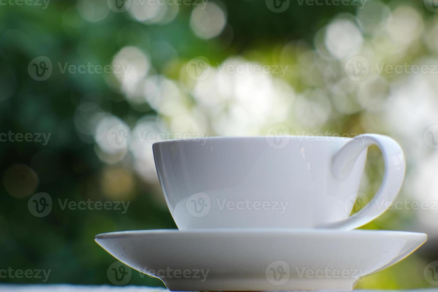 xícara de café no fundo da mesa e café da manhã foto