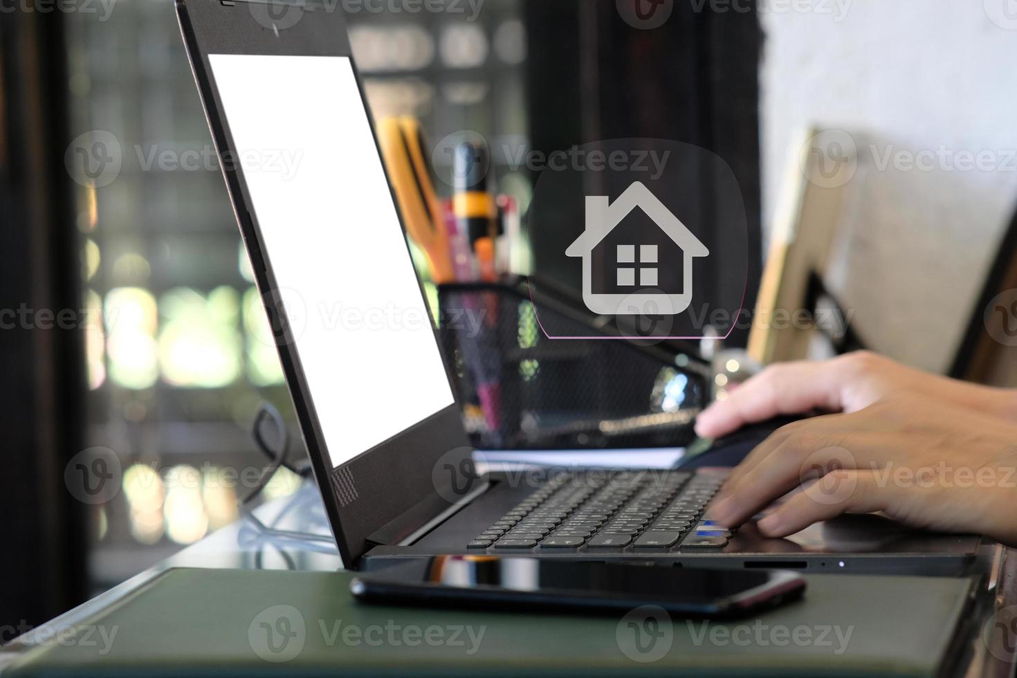 empresário trabalhando em um laptop para o setor imobiliário foto