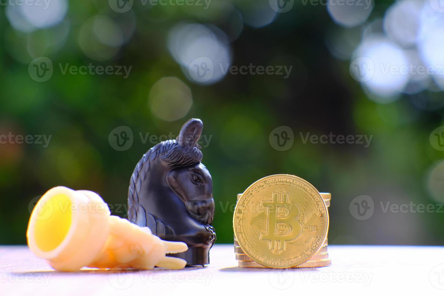 moedas de criptomoeda na mesa e conceito de moeda digital foto