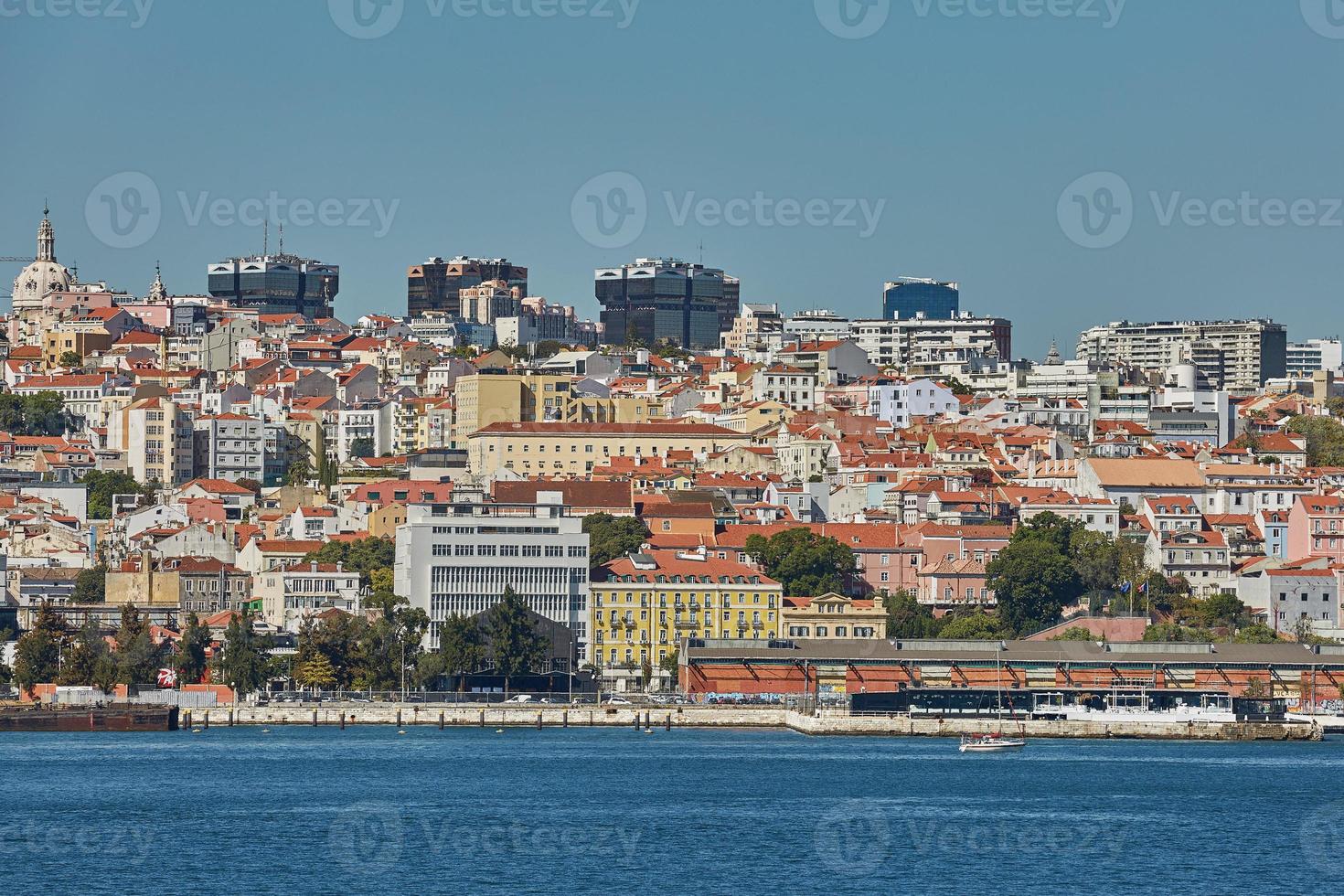 linha da cidade de Lisboa em portugal sobre o rio Tejo foto