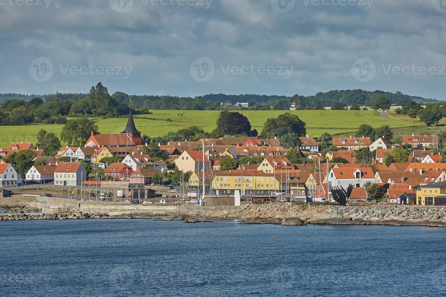 pequena aldeia de svaneke na ilha de bornholm na dinamarca foto