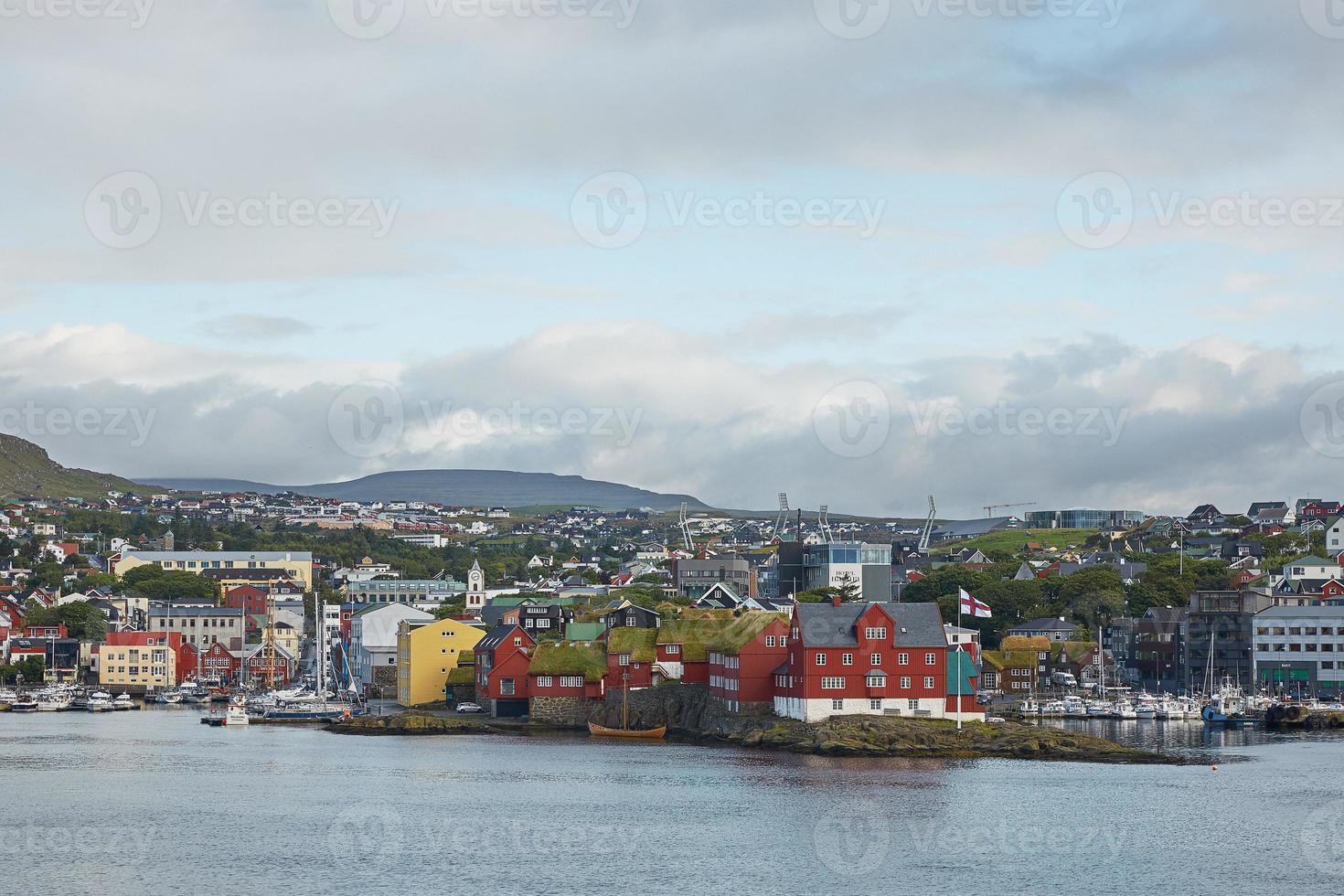 Capital de Torshawn das Ilhas Faroé, com seu centro e porto na baía foto