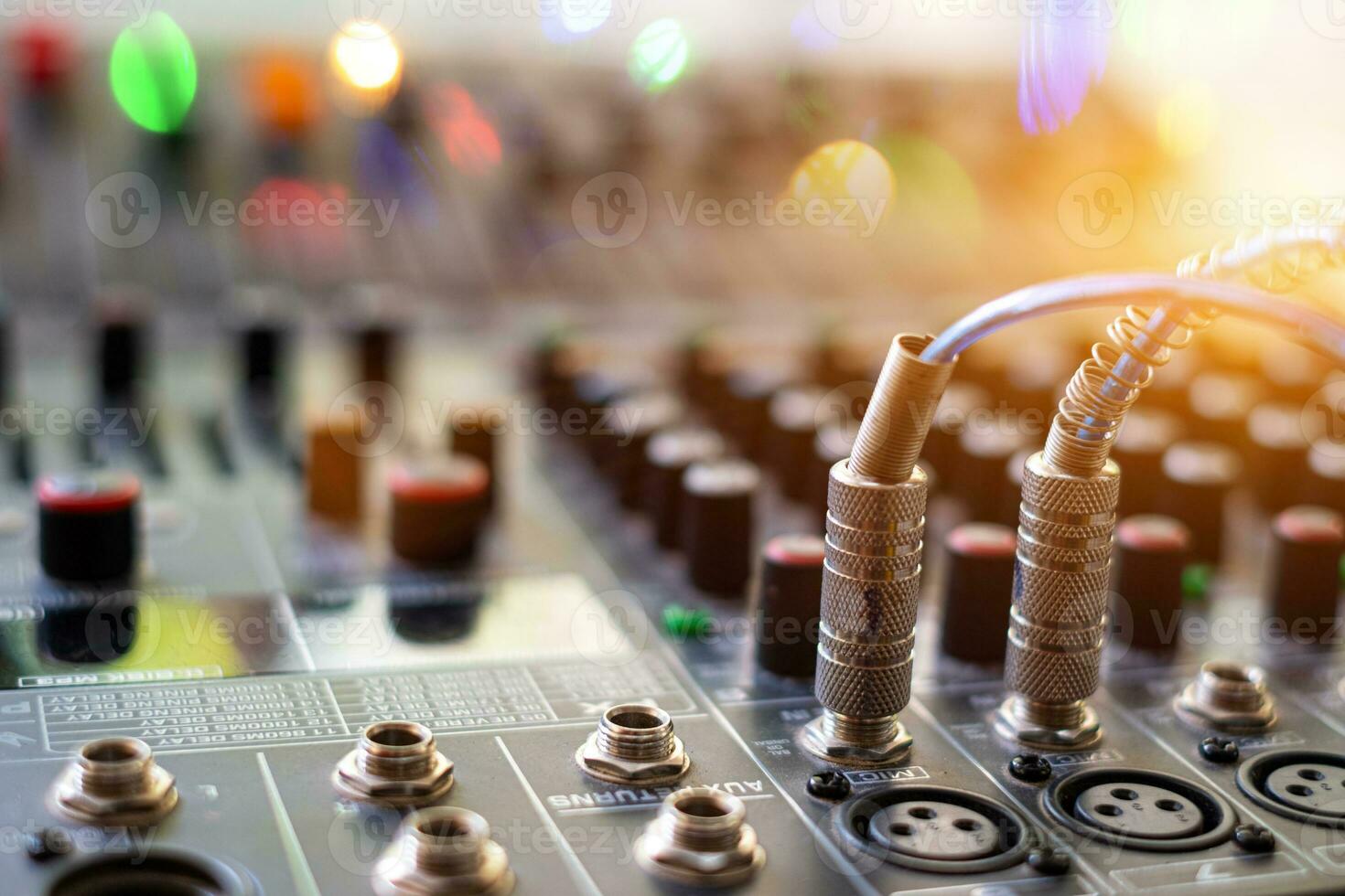 mixer de som de áudio analógico na sala de controle de som foto