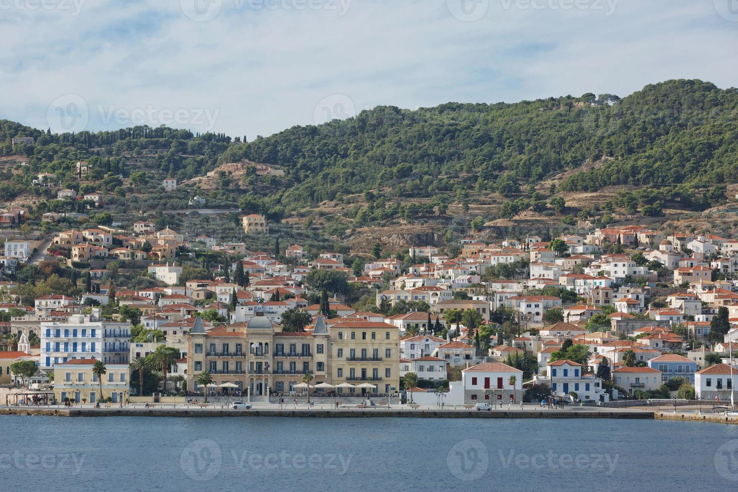 magnífica cidade histórica na ilha de spetses com características tradicionais e casas neoclássicas no golfo sarônico da Grécia foto