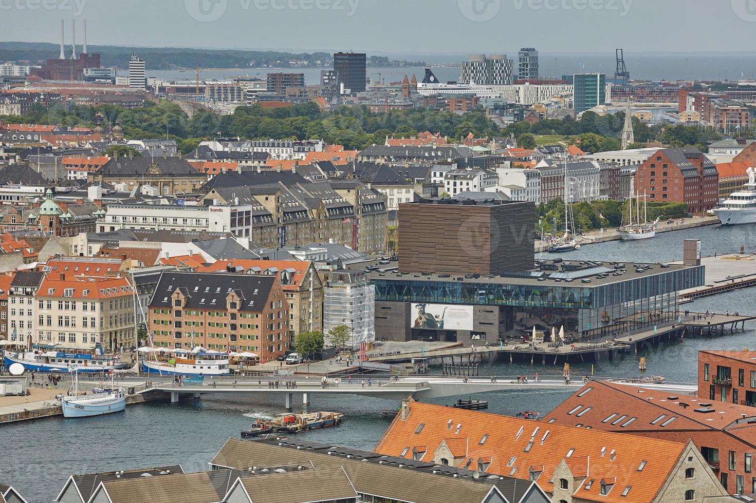 horizonte da cidade escandinava de copenhague, na dinamarca, durante um dia nublado foto