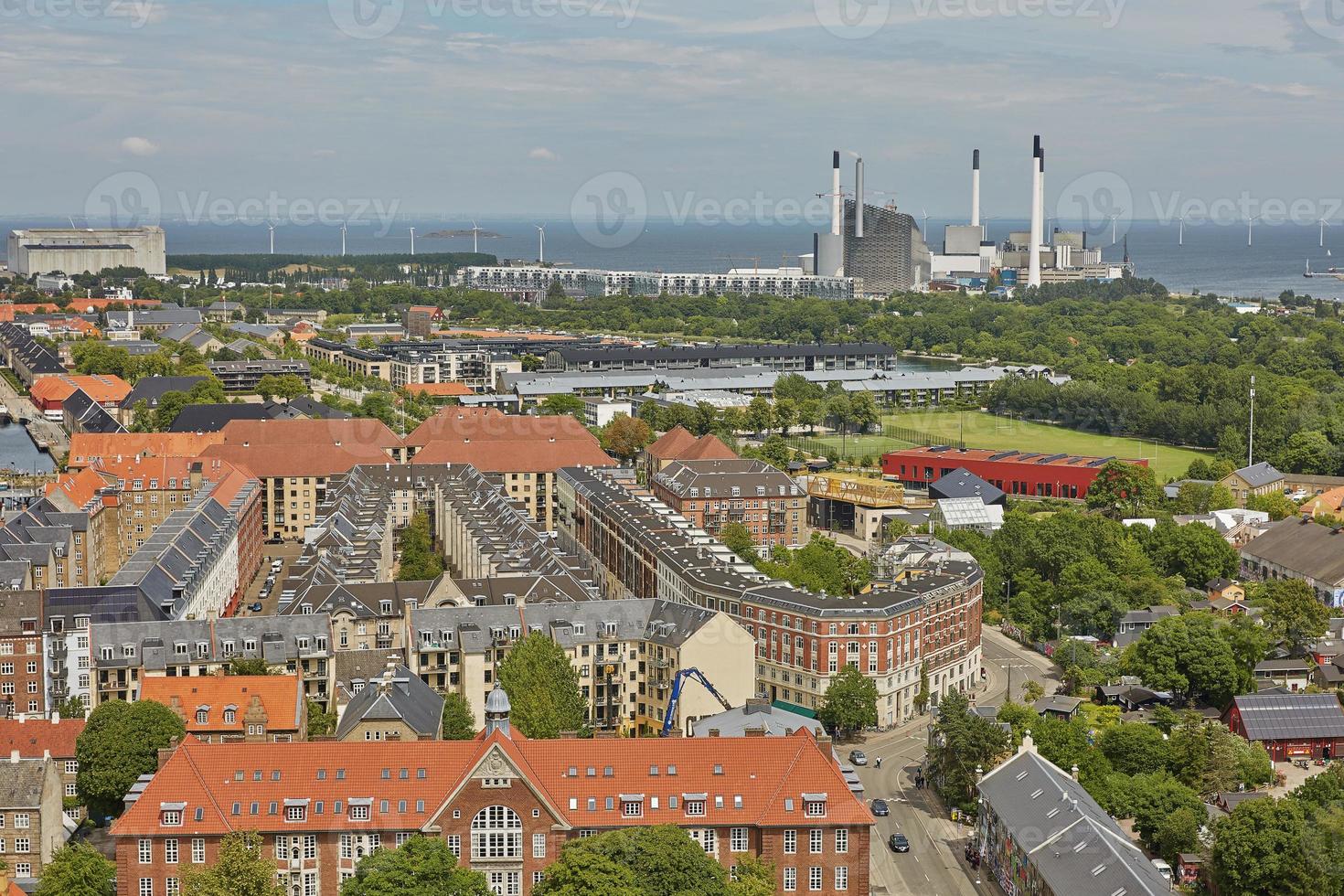 horizonte da cidade escandinava de copenhague, na dinamarca, durante um dia nublado foto