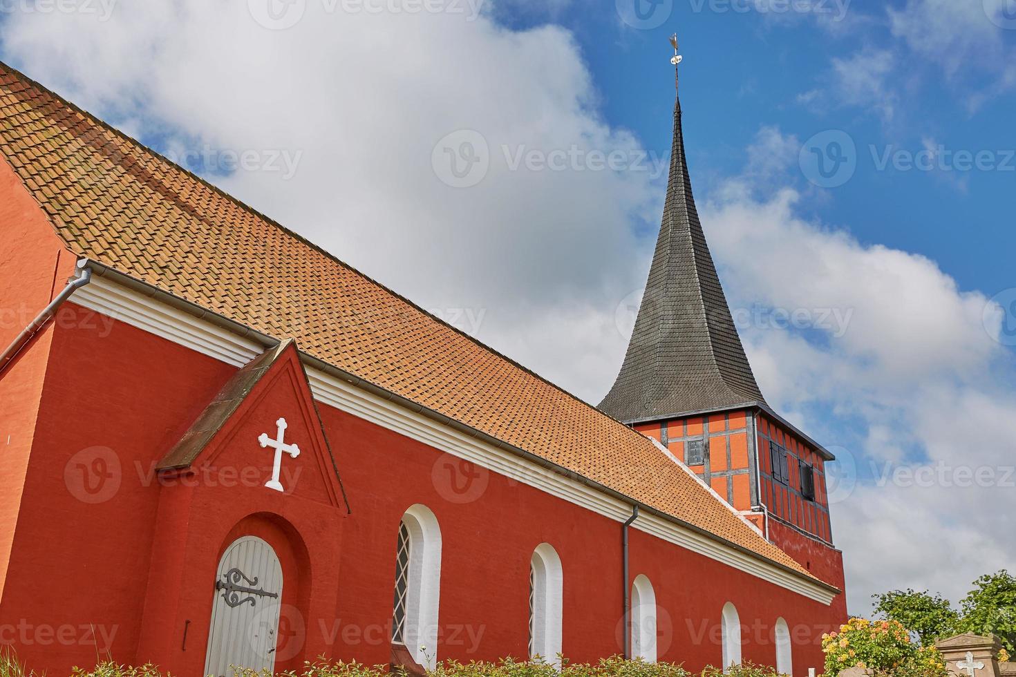 vista da igreja svaneke na ilha de bornholm, na dinamarca foto