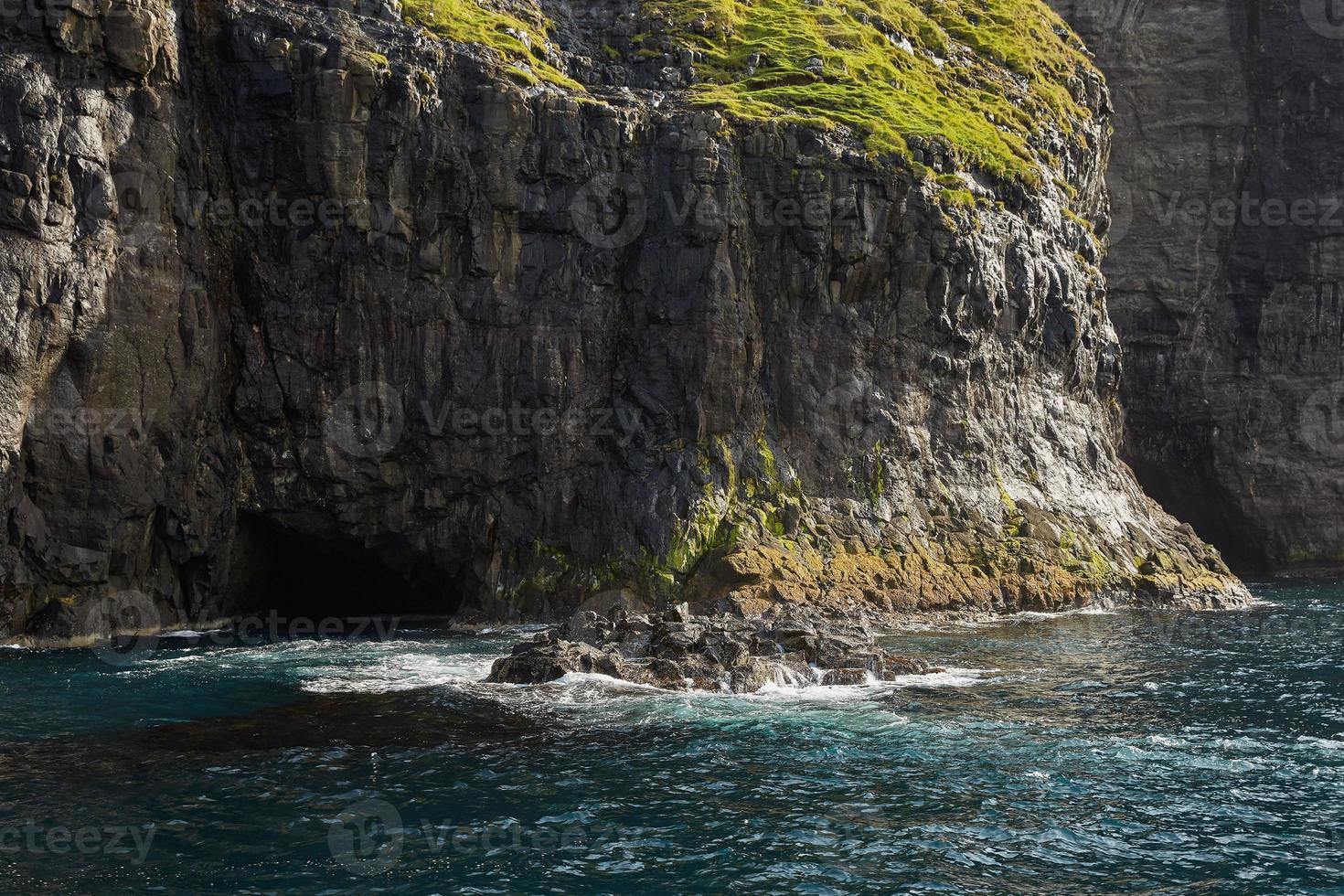 costa selvagem e rochosa das ilhas faroé dinamarca foto